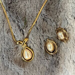 Monet 1950’s Faux Pearl Pendant Necklace and Matching Faux Pearl Earrings